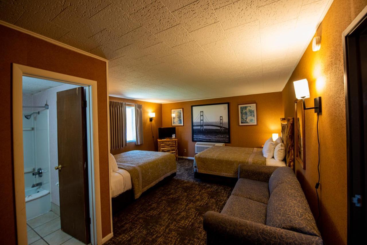 Super 8 by Wyndham Bridgeview of Mackinaw City Zewnętrze zdjęcie