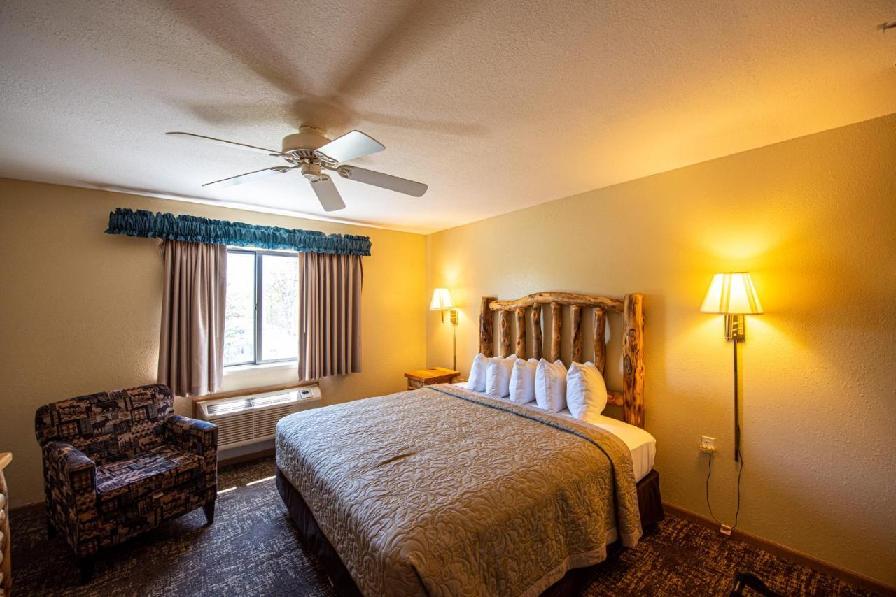 Super 8 by Wyndham Bridgeview of Mackinaw City Zewnętrze zdjęcie