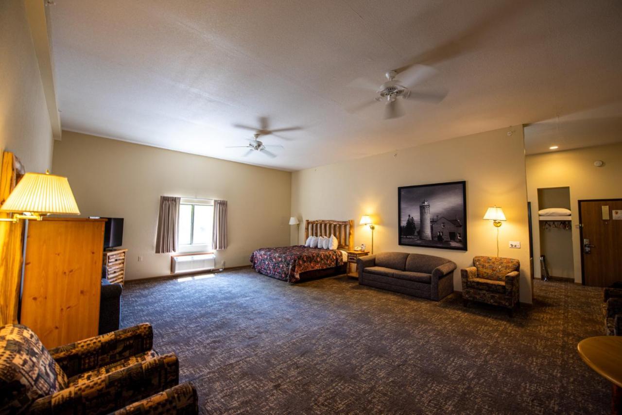 Super 8 by Wyndham Bridgeview of Mackinaw City Zewnętrze zdjęcie