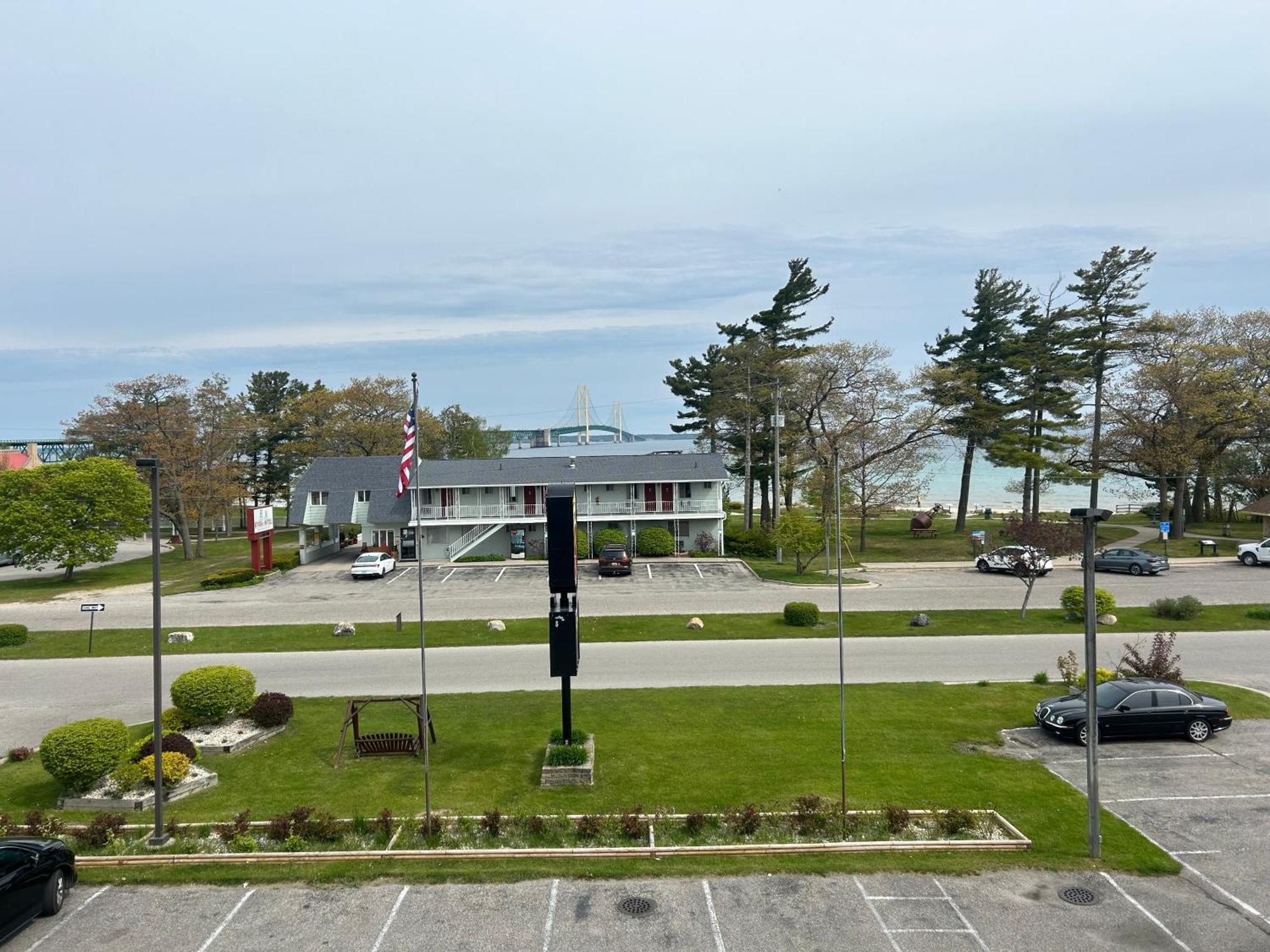 Super 8 by Wyndham Bridgeview of Mackinaw City Zewnętrze zdjęcie