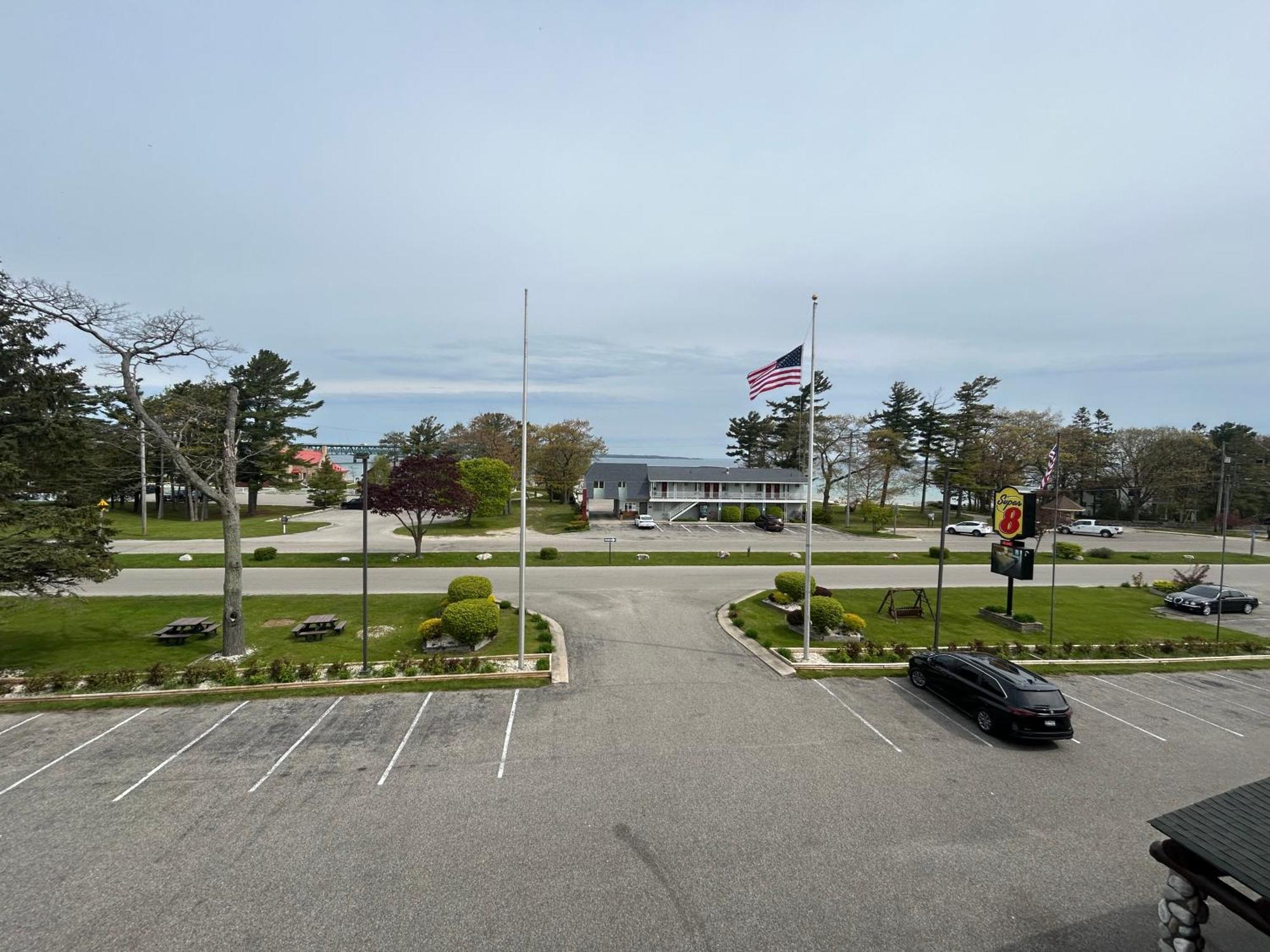 Super 8 by Wyndham Bridgeview of Mackinaw City Zewnętrze zdjęcie